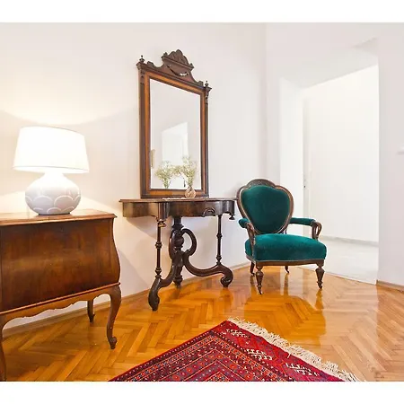 Grand Apartment
